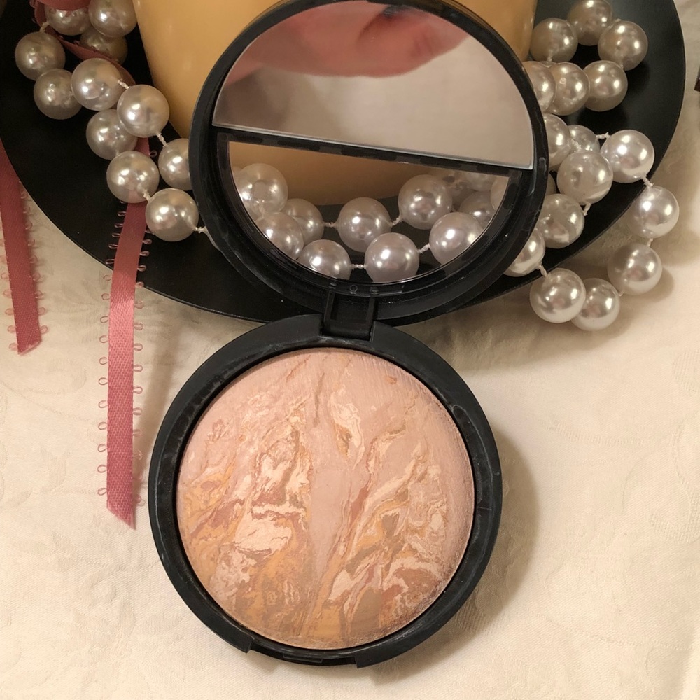 Laura Geller: Balance-n-Brighten in shade of Fair